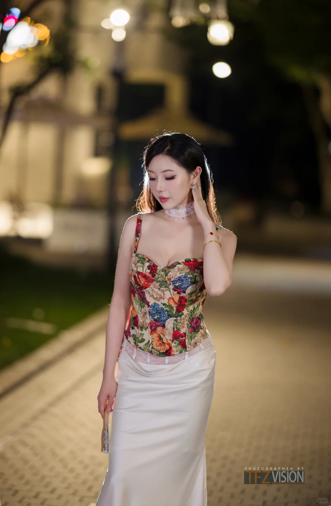 夜色清幽映美人，娇艳如花绽芳华。