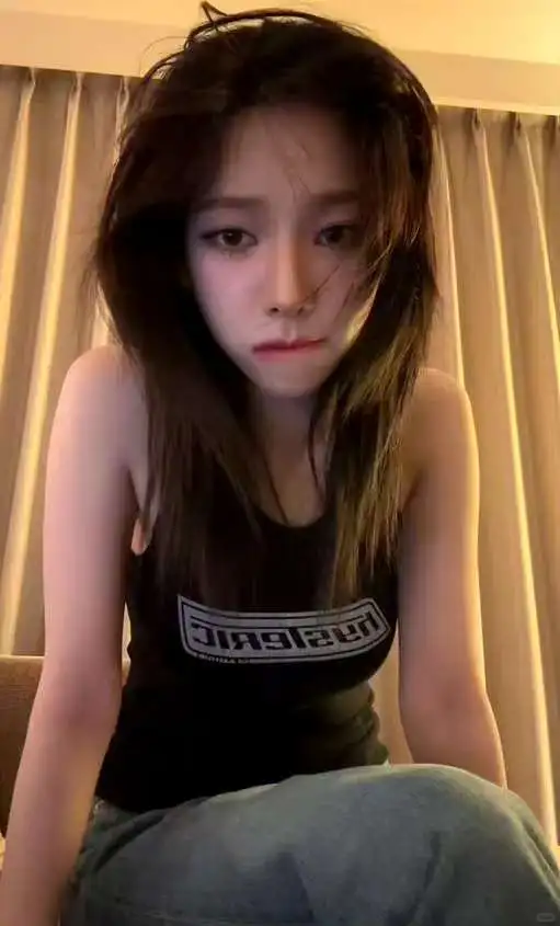 我的天谁去把她抓了。。。