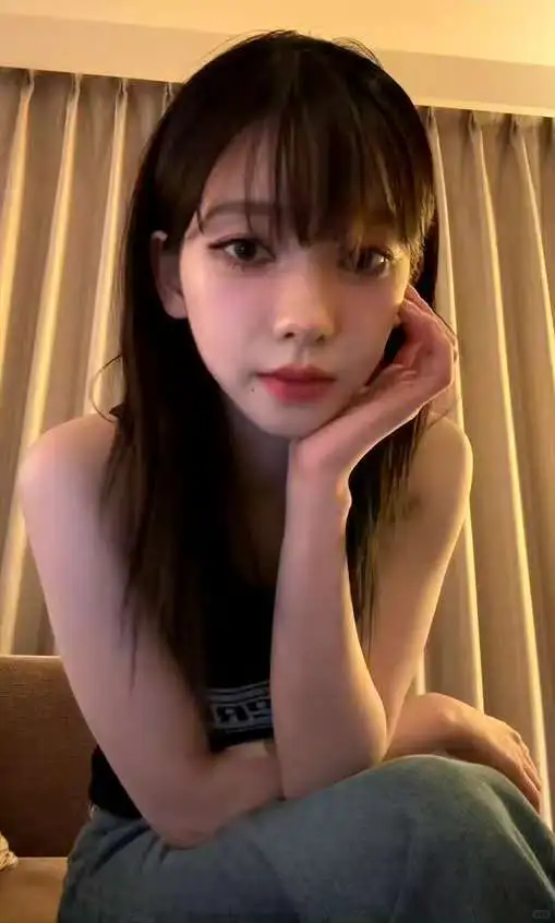我的天谁去把她抓了。。。