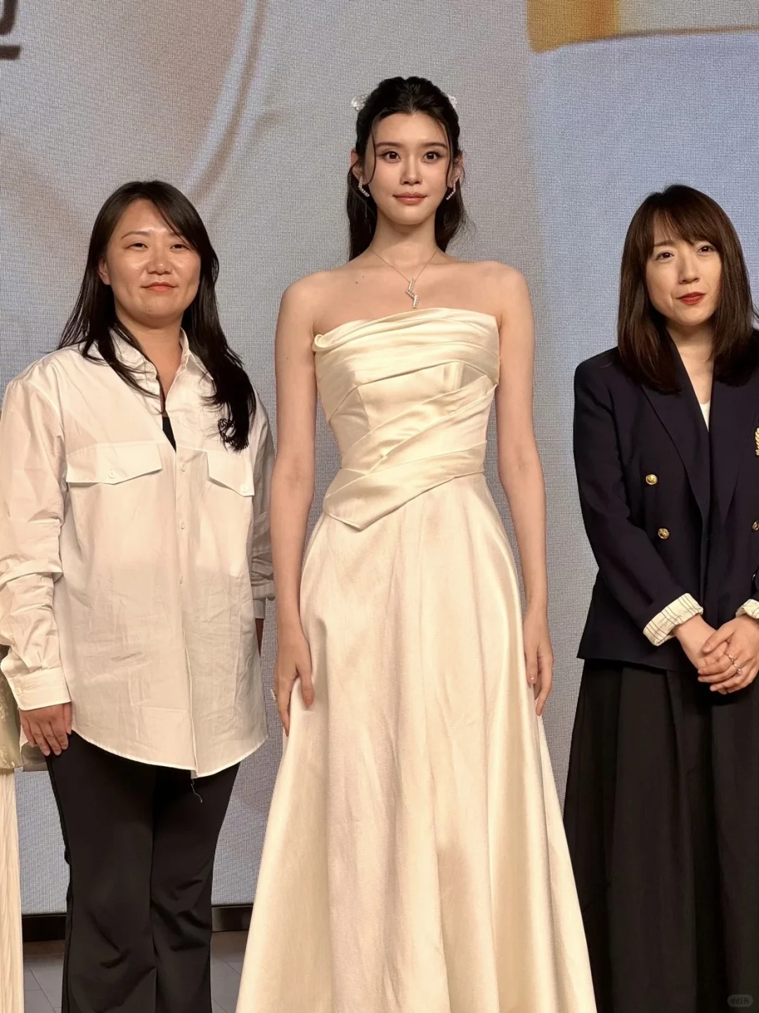 看她这眉眼果真应了老人那句话。。