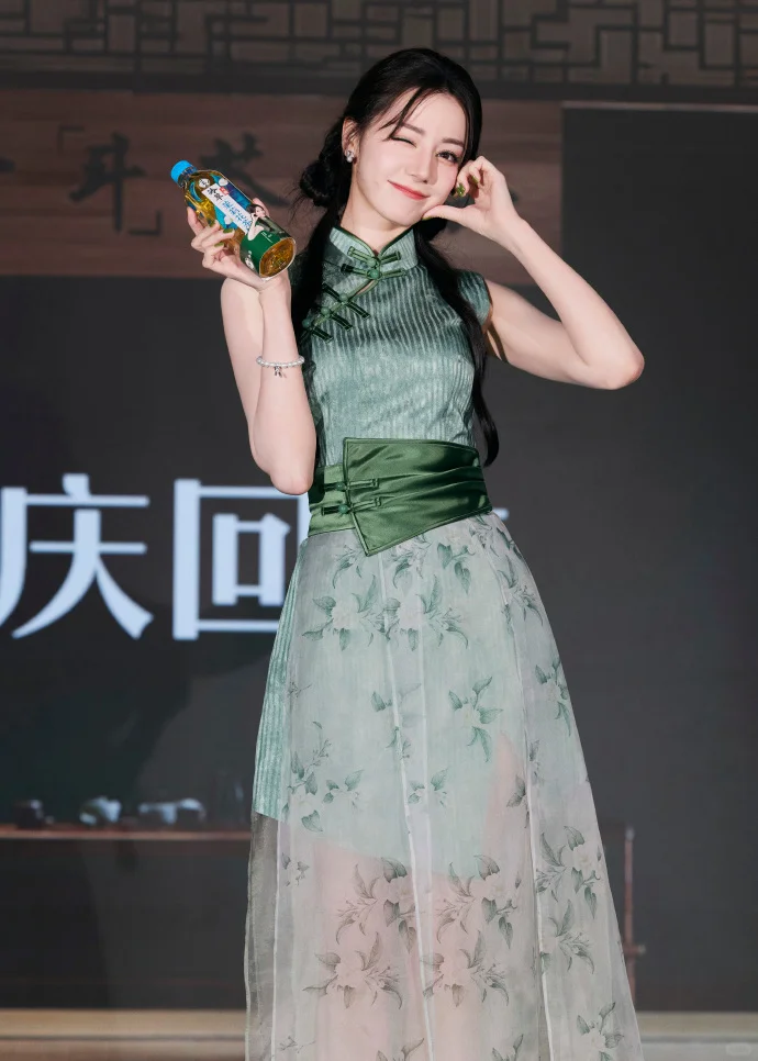 哇塞热巴姐姐好好看呀，这是那次活动呀？