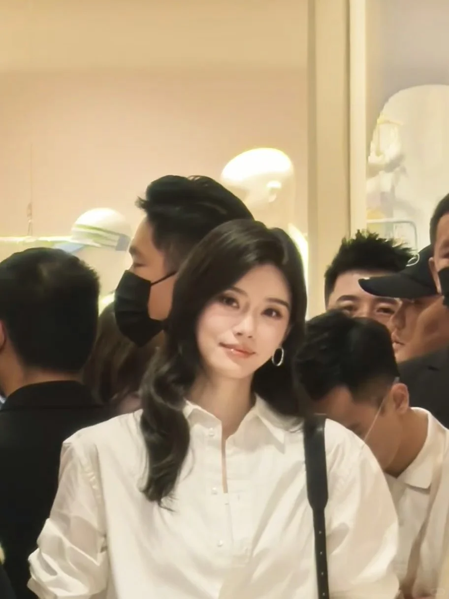 看她这眉眼果真应了老人那句话。。
