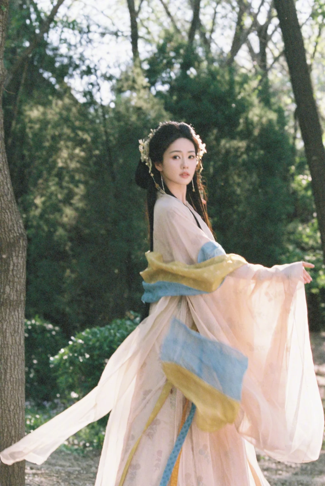 临江仙｜花如月浅米色纱裙妆造