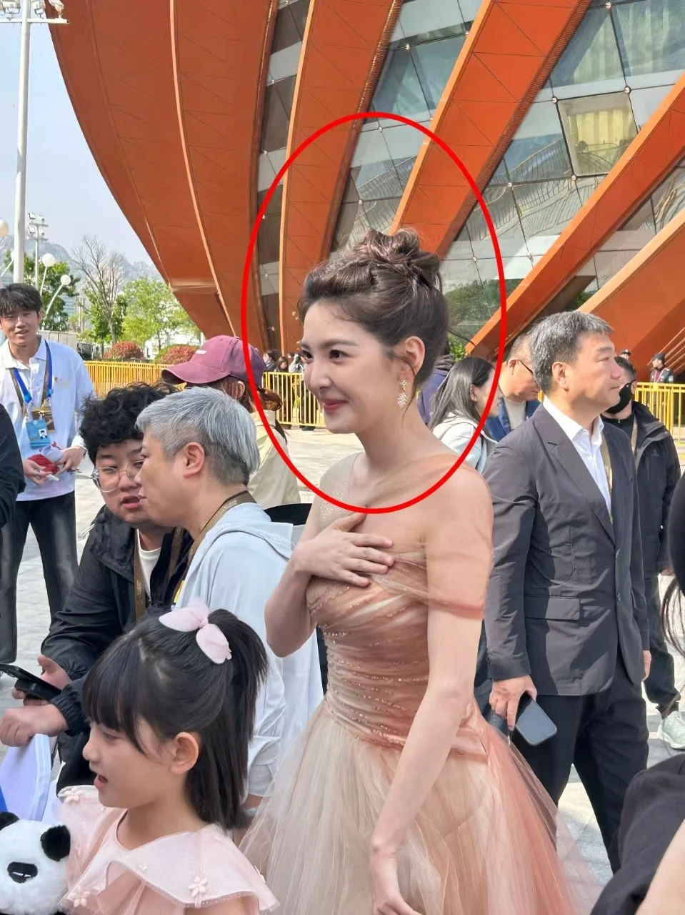 不是...章若楠她本人这么好看啊！！
