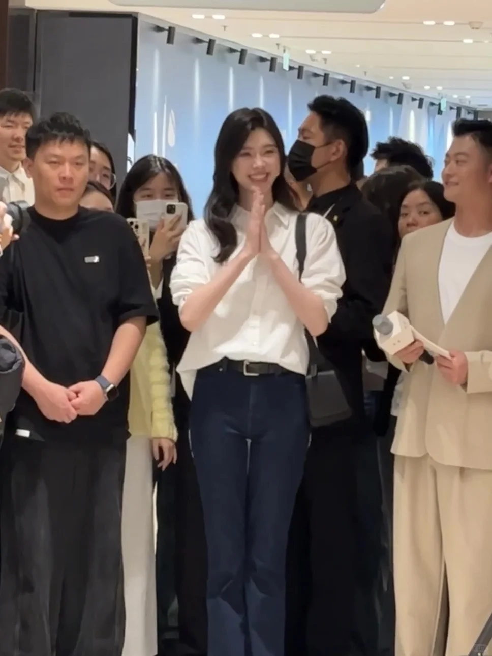 看她这眉眼果真应了老人那句话。。