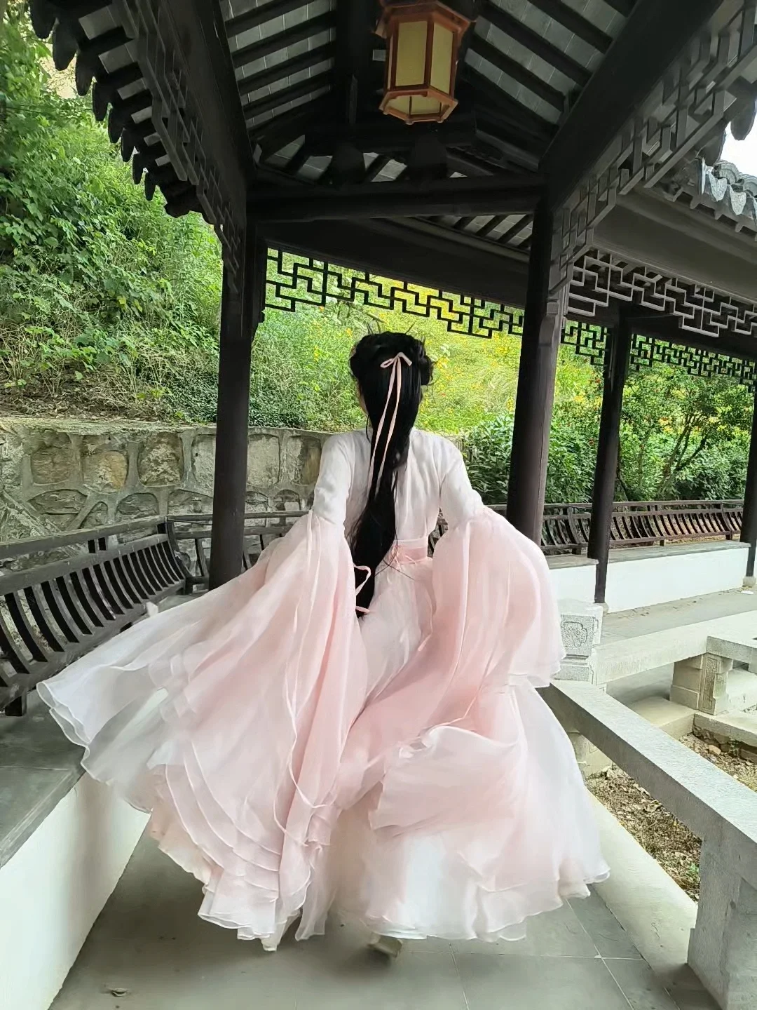 朋友说这个从后背看像粉色斗鱼