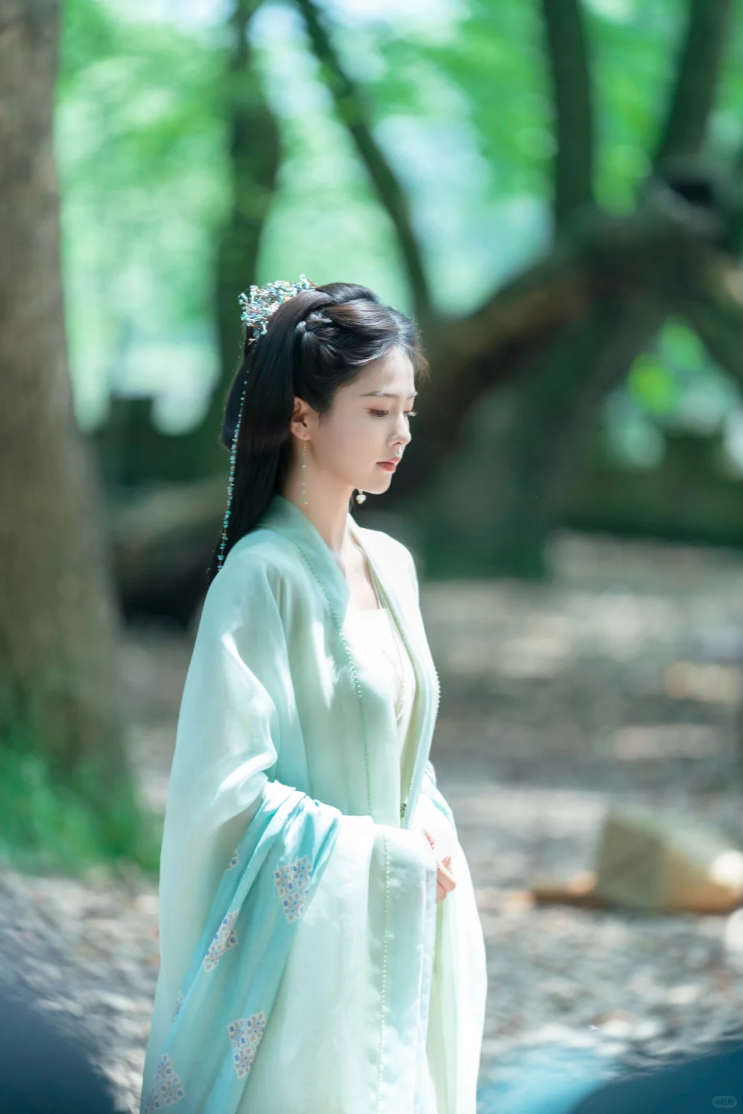 临江仙｜花如月浅色青衣妆造