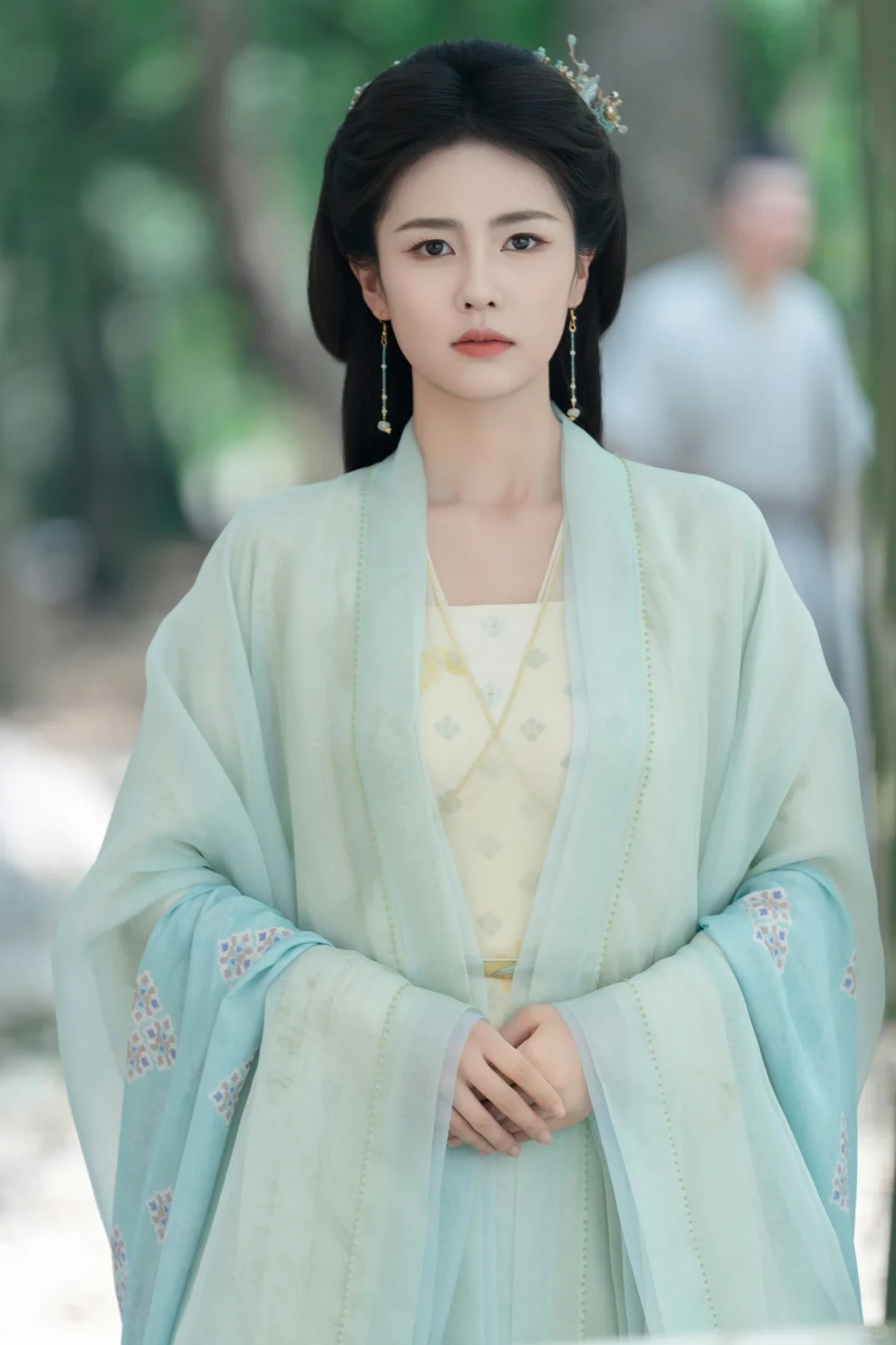 临江仙｜花如月浅色青衣妆造