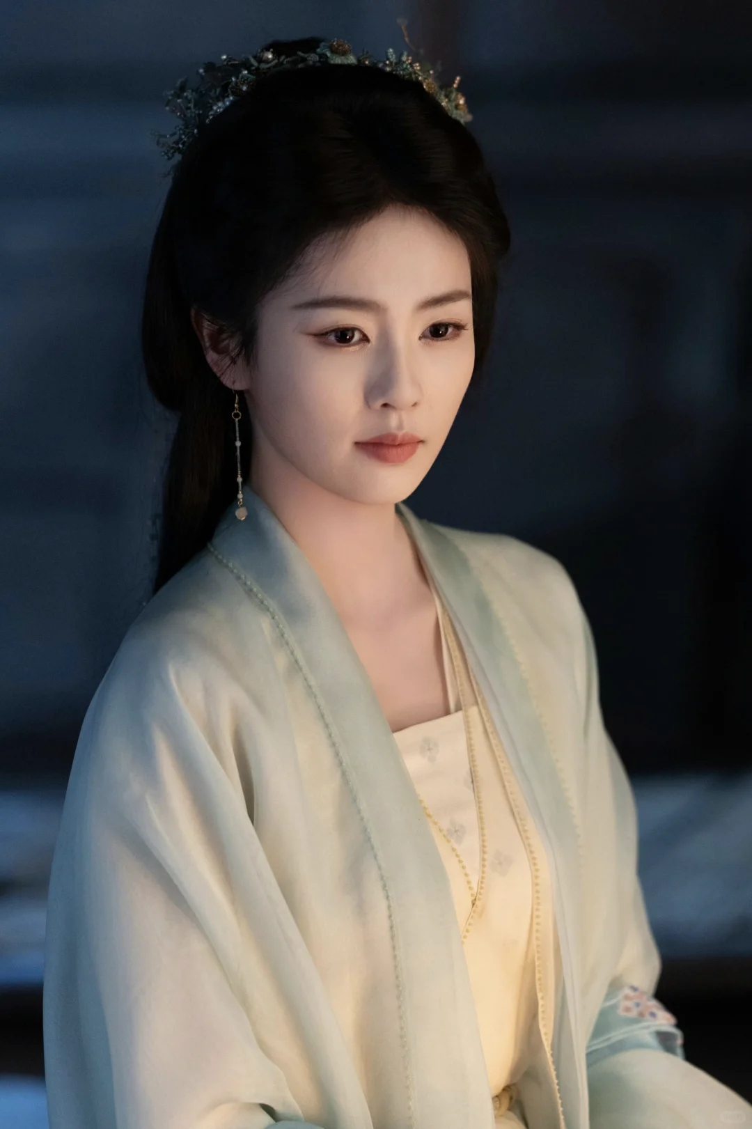 临江仙｜花如月浅色青衣妆造