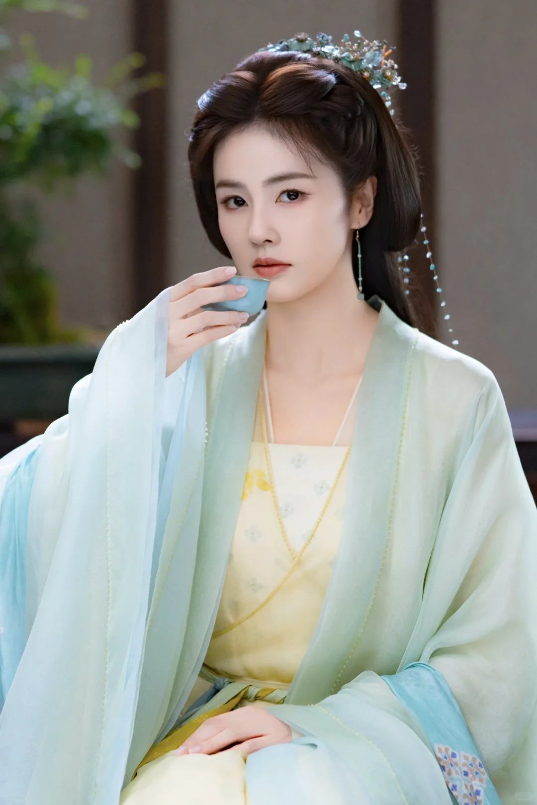 临江仙｜花如月浅色青衣妆造