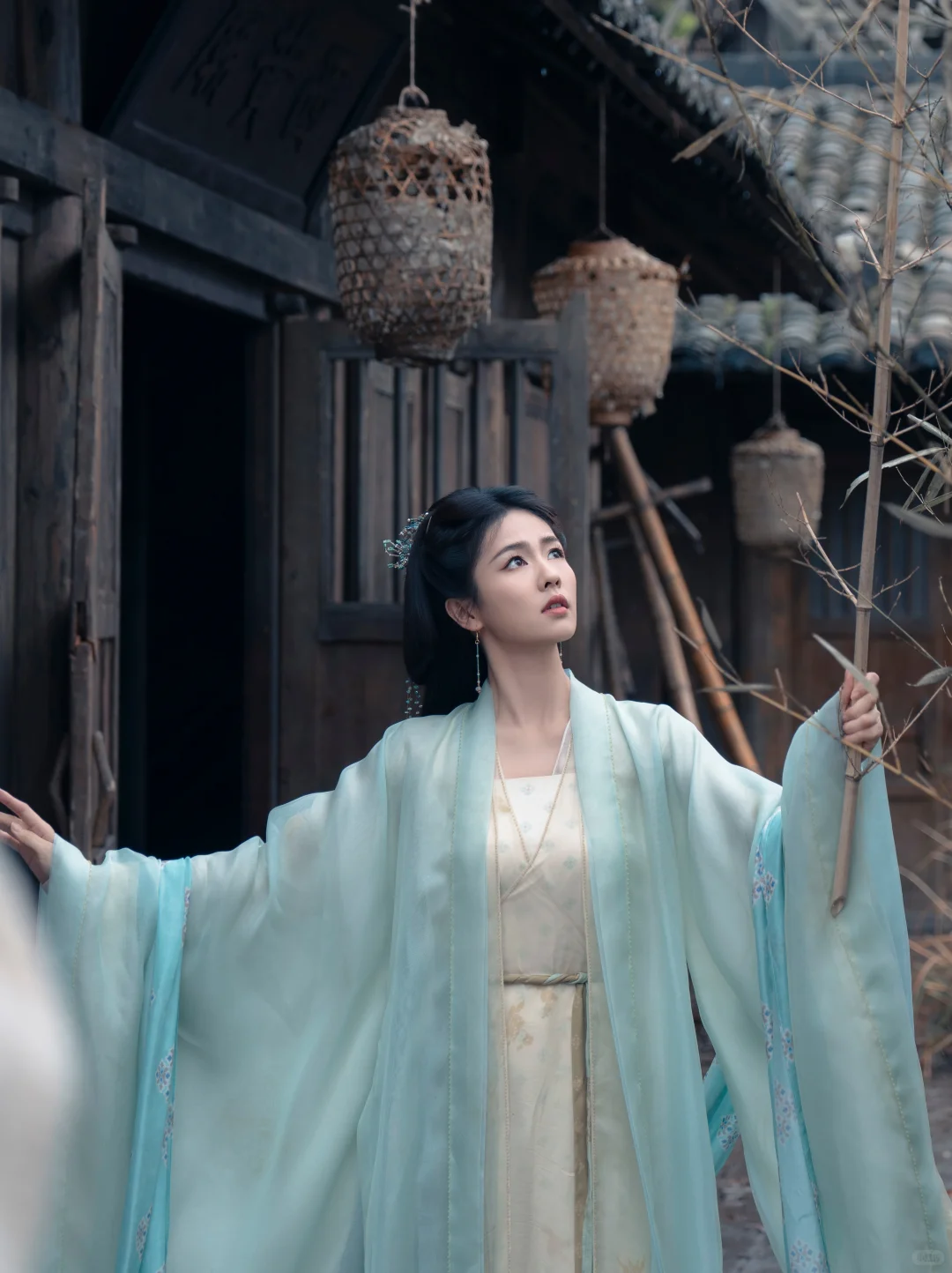 临江仙｜花如月浅色青衣妆造