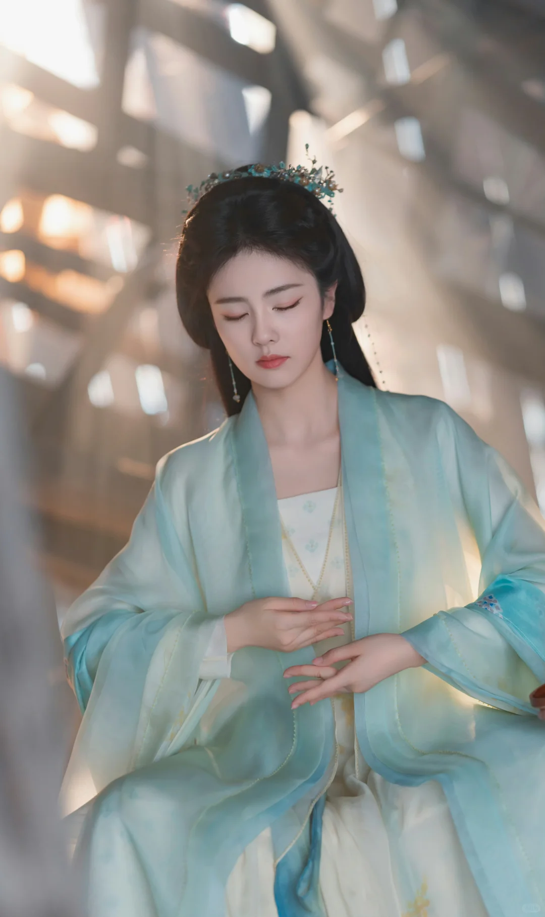 临江仙｜花如月浅色青衣妆造