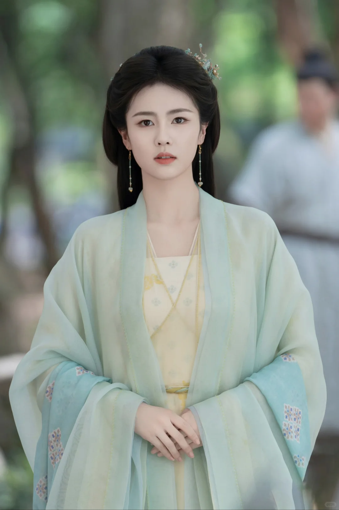 临江仙｜花如月浅色青衣妆造