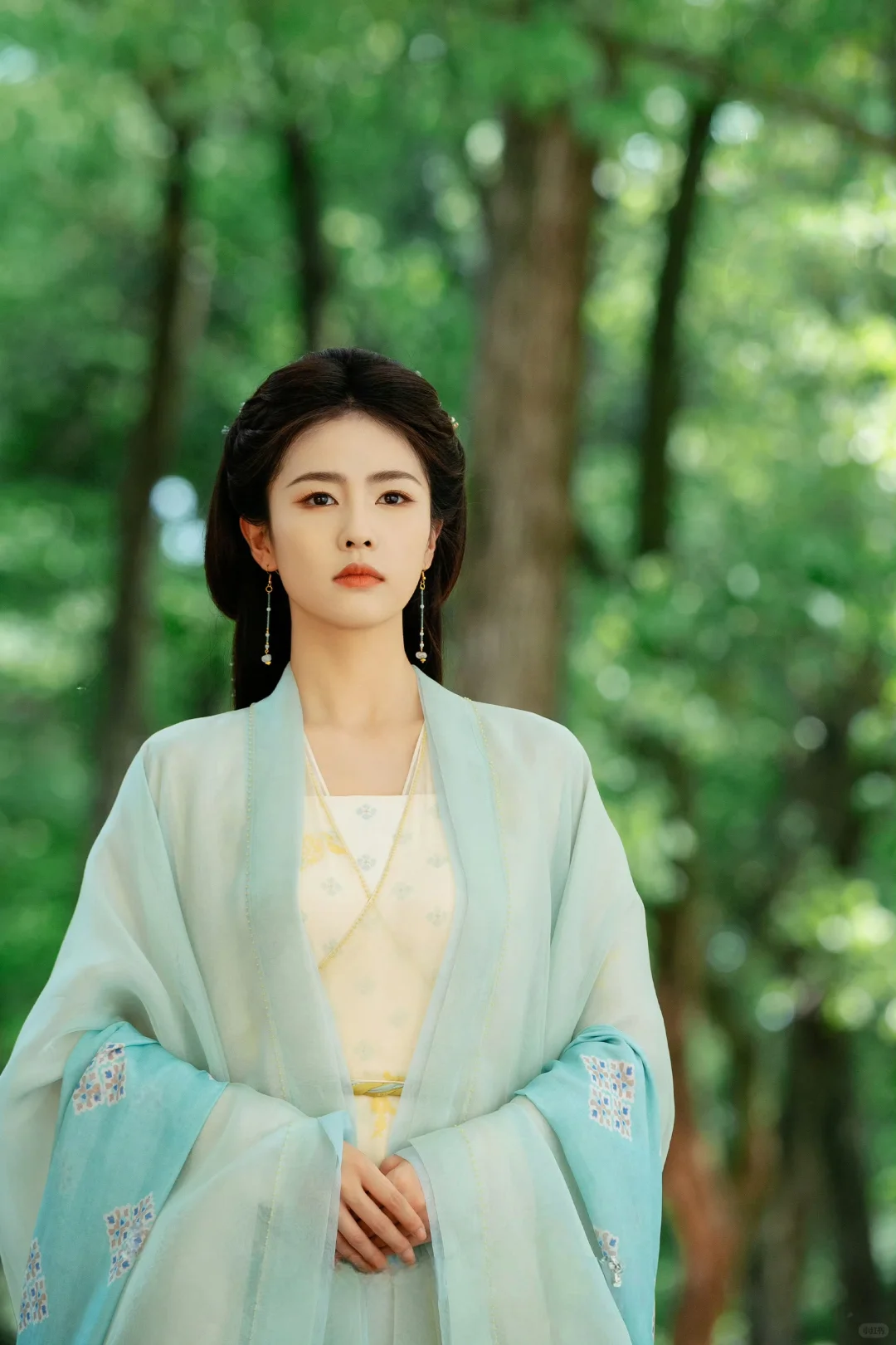 临江仙｜花如月浅色青衣妆造