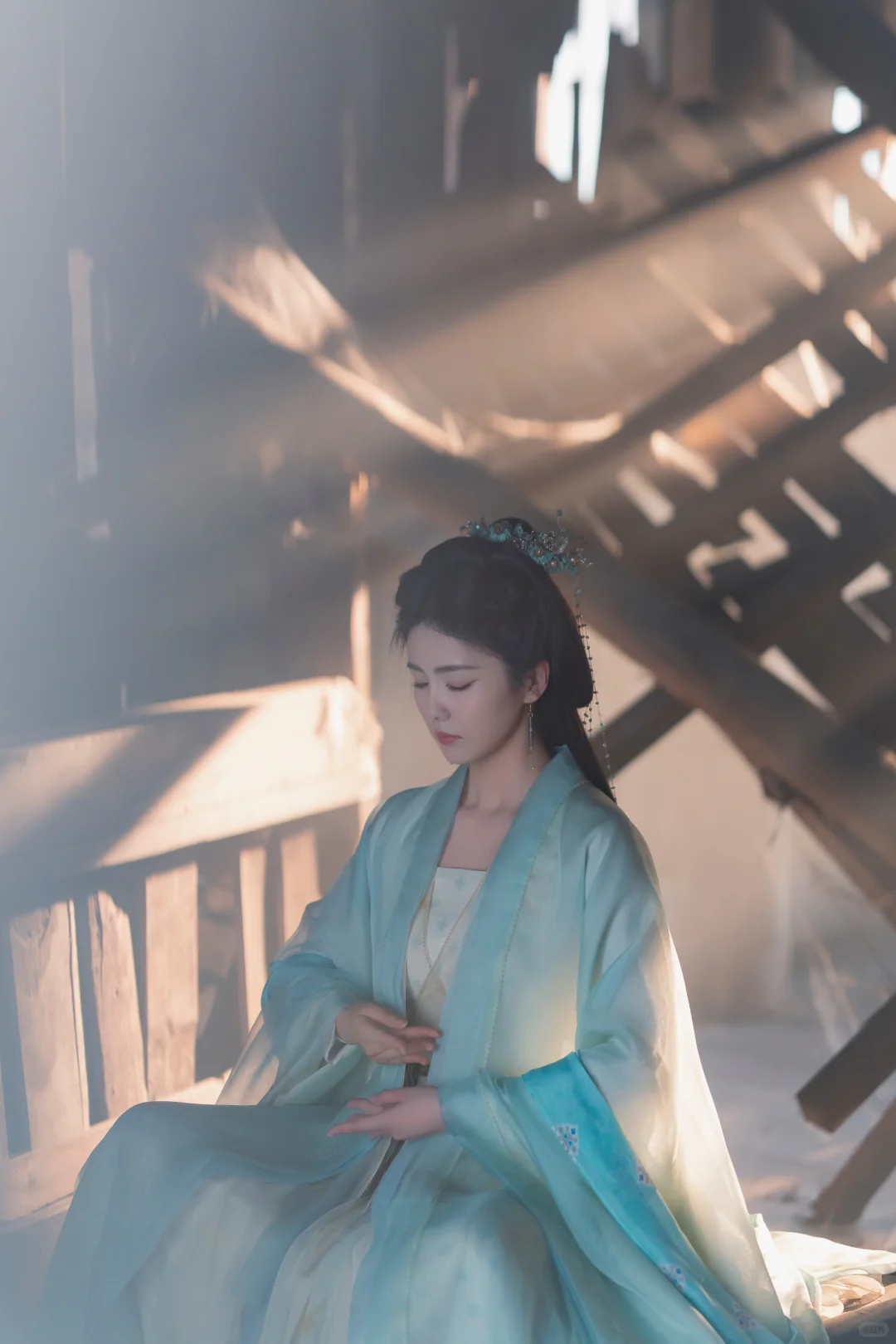 临江仙｜花如月浅色青衣妆造