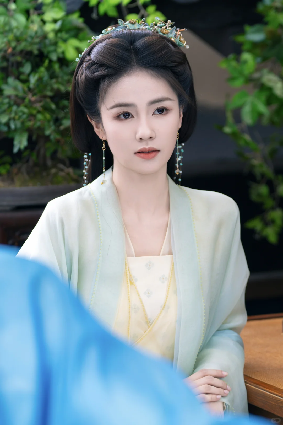 临江仙｜花如月浅色青衣妆造