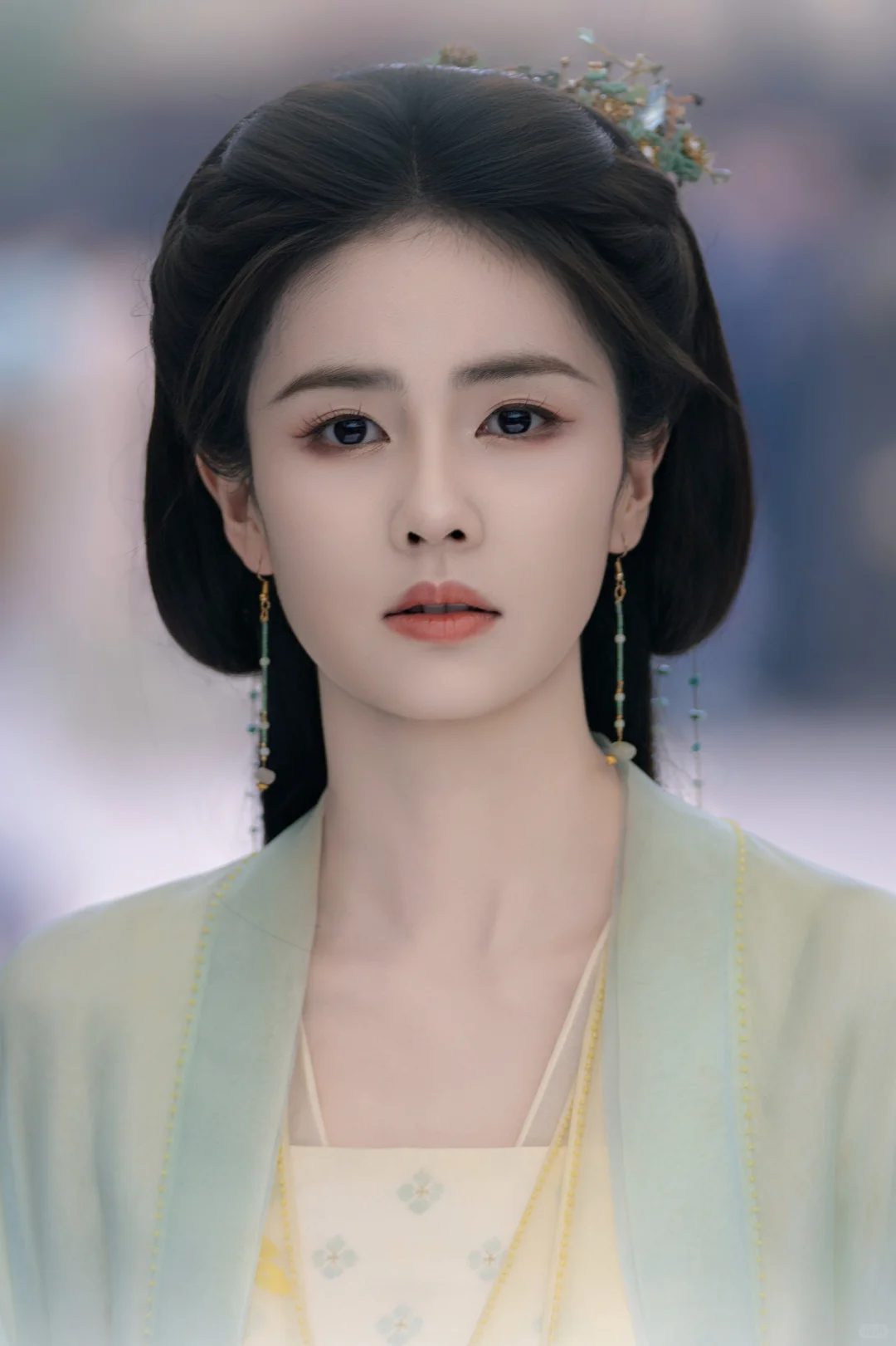 临江仙｜花如月浅色青衣妆造