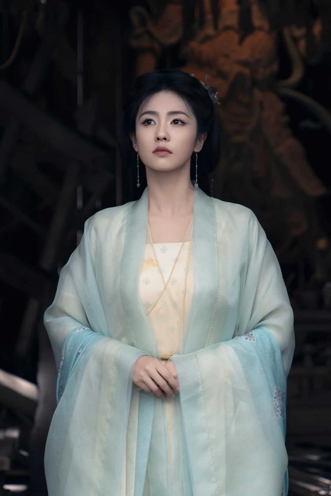 临江仙｜花如月浅色青衣妆造