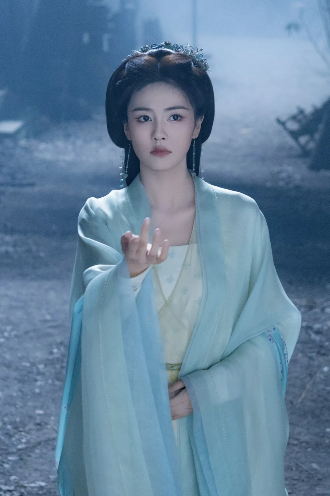 临江仙｜花如月浅色青衣妆造
