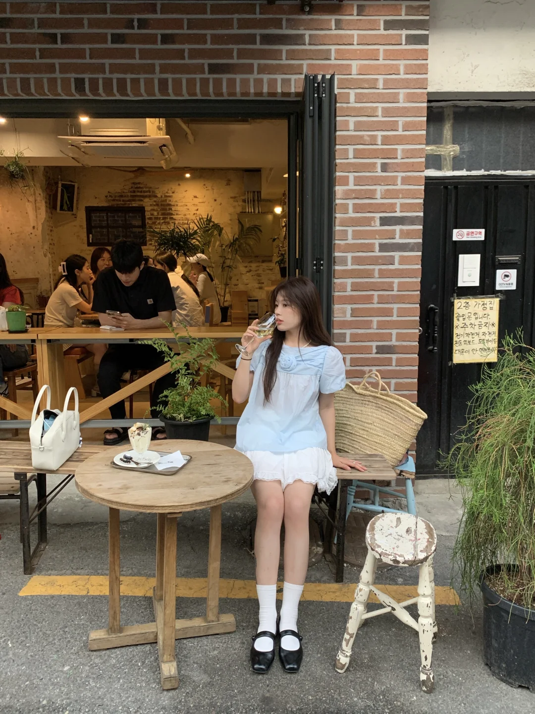 Yeee 今天是甜美韩女🩵咖啡店拍照