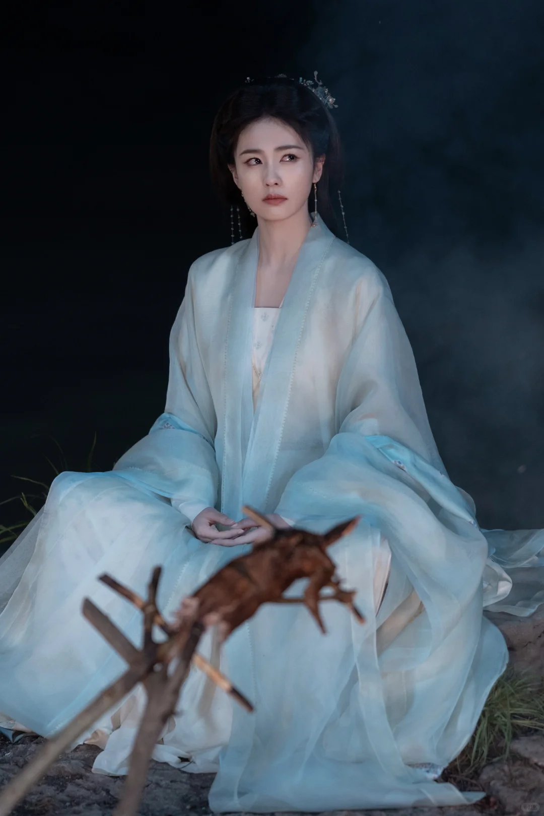 临江仙｜花如月浅色青衣妆造