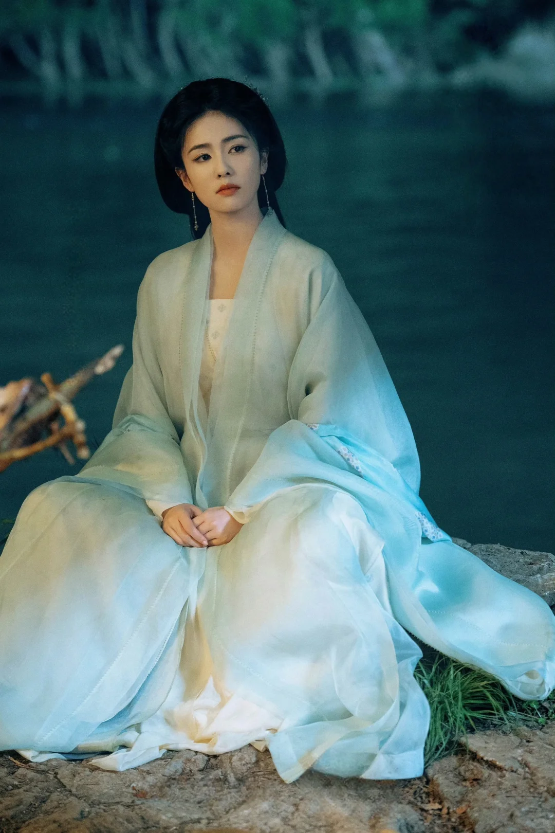 临江仙｜花如月浅色青衣妆造