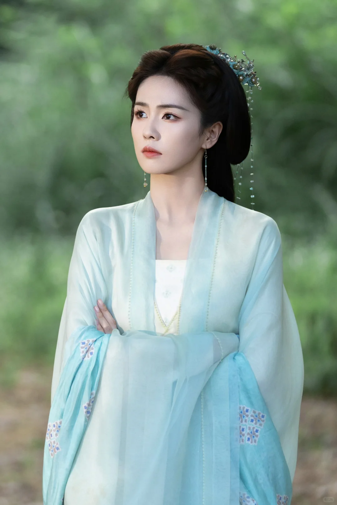临江仙｜花如月浅色青衣妆造