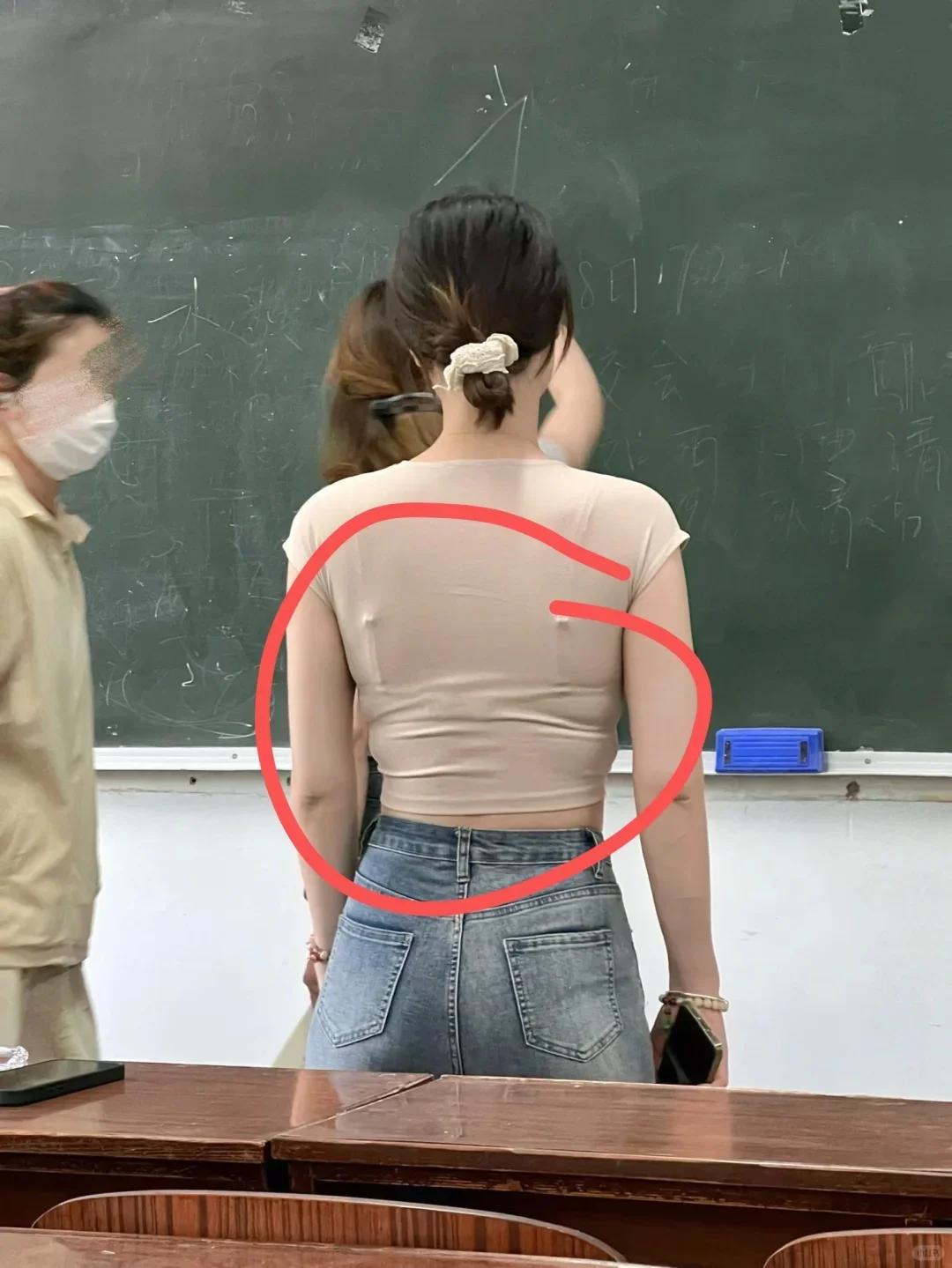 b溃了..内衣穿出了五花大绑的感觉…