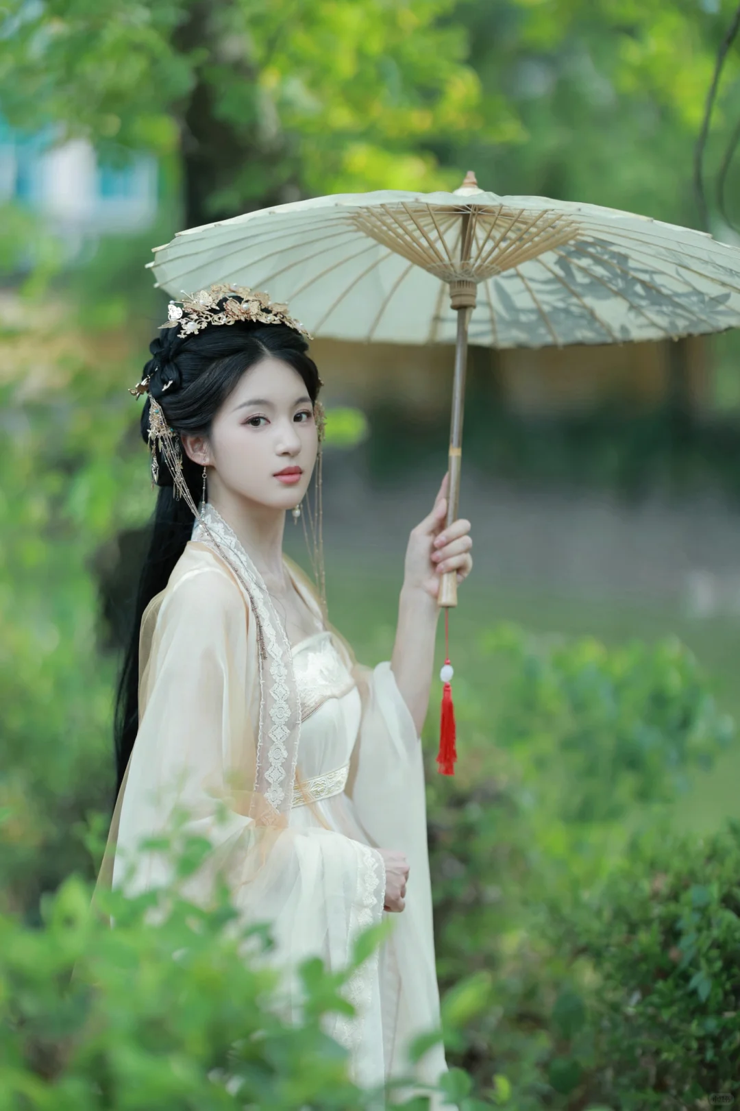 惊鸿一瞥自难忘,从此芳华乱浮生