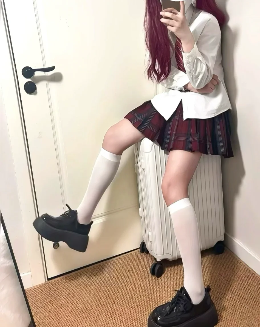 极限二选一！搭配黑袜子还是白袜子？
