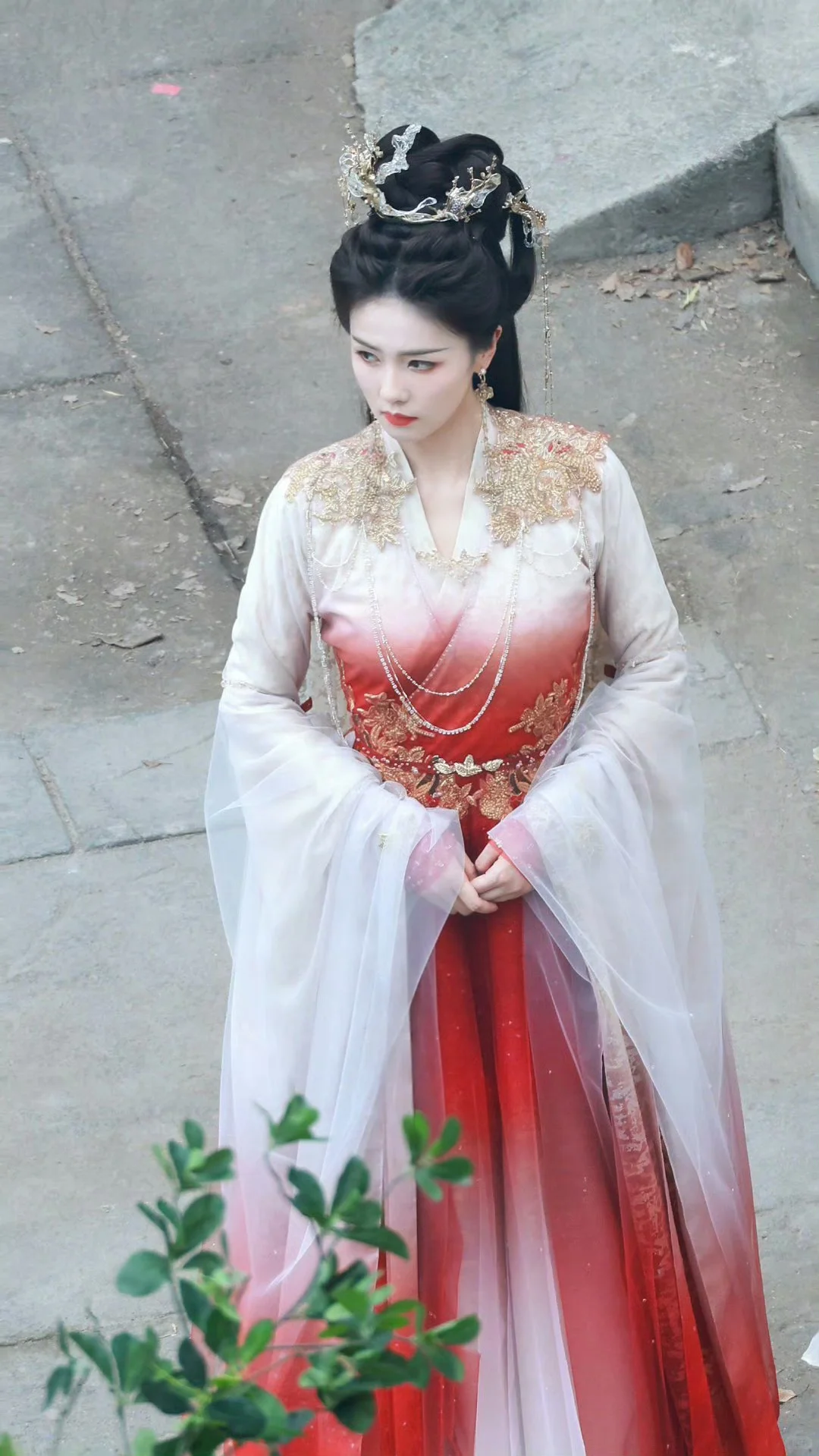 李青月/花如月红白色渐变纱裙妆造