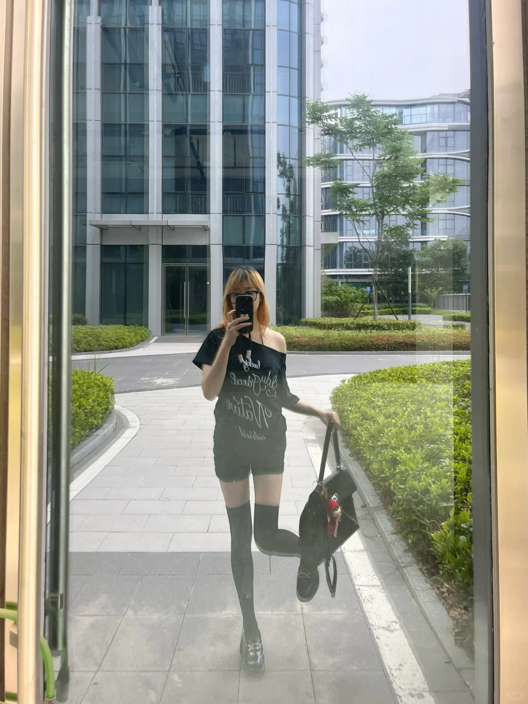 斜肩+过膝袜◾️这样穿尊嘟好显腿长