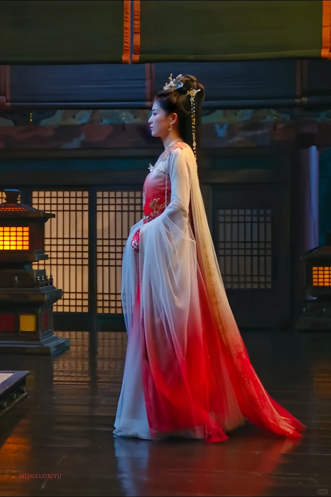 李青月/花如月红白色渐变纱裙妆造