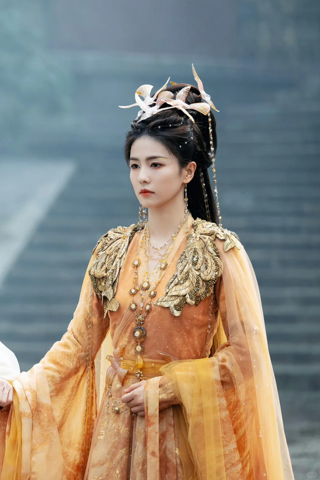 李青月/花如月金色纱裙妆造