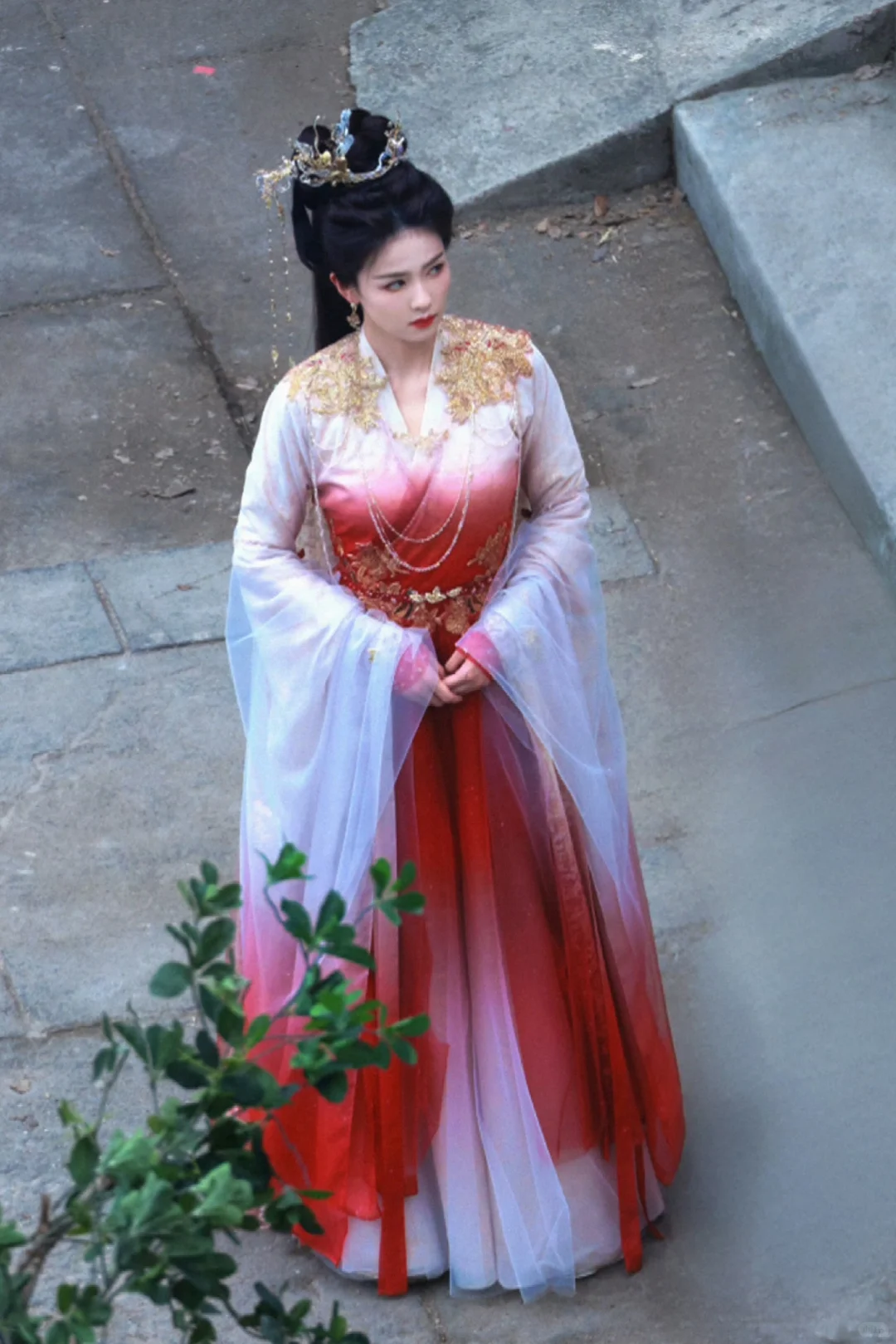 李青月/花如月红白色渐变纱裙妆造