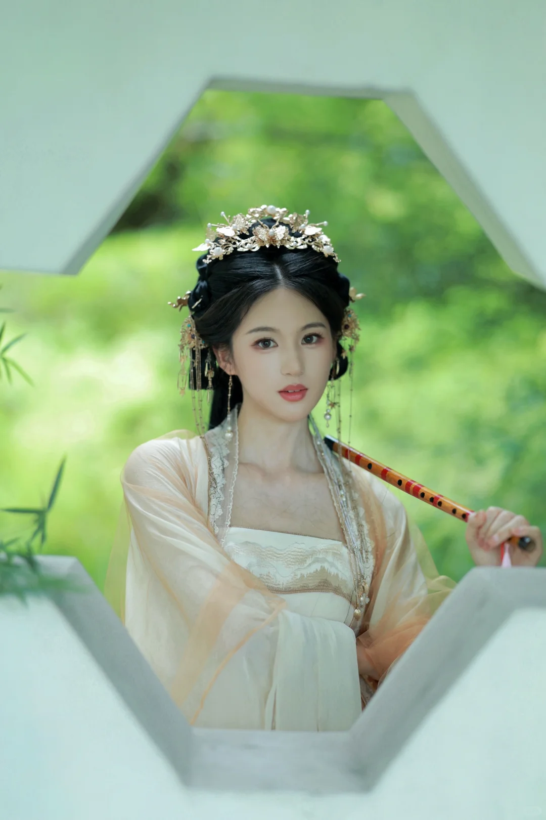 惊鸿一瞥自难忘,从此芳华乱浮生