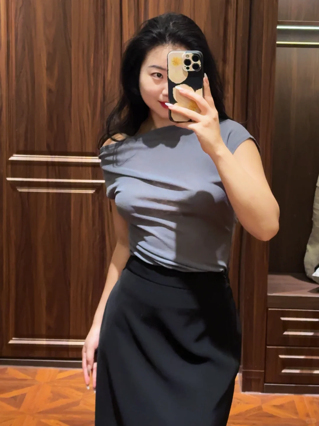 我那永远置身事外的娇艳同事。