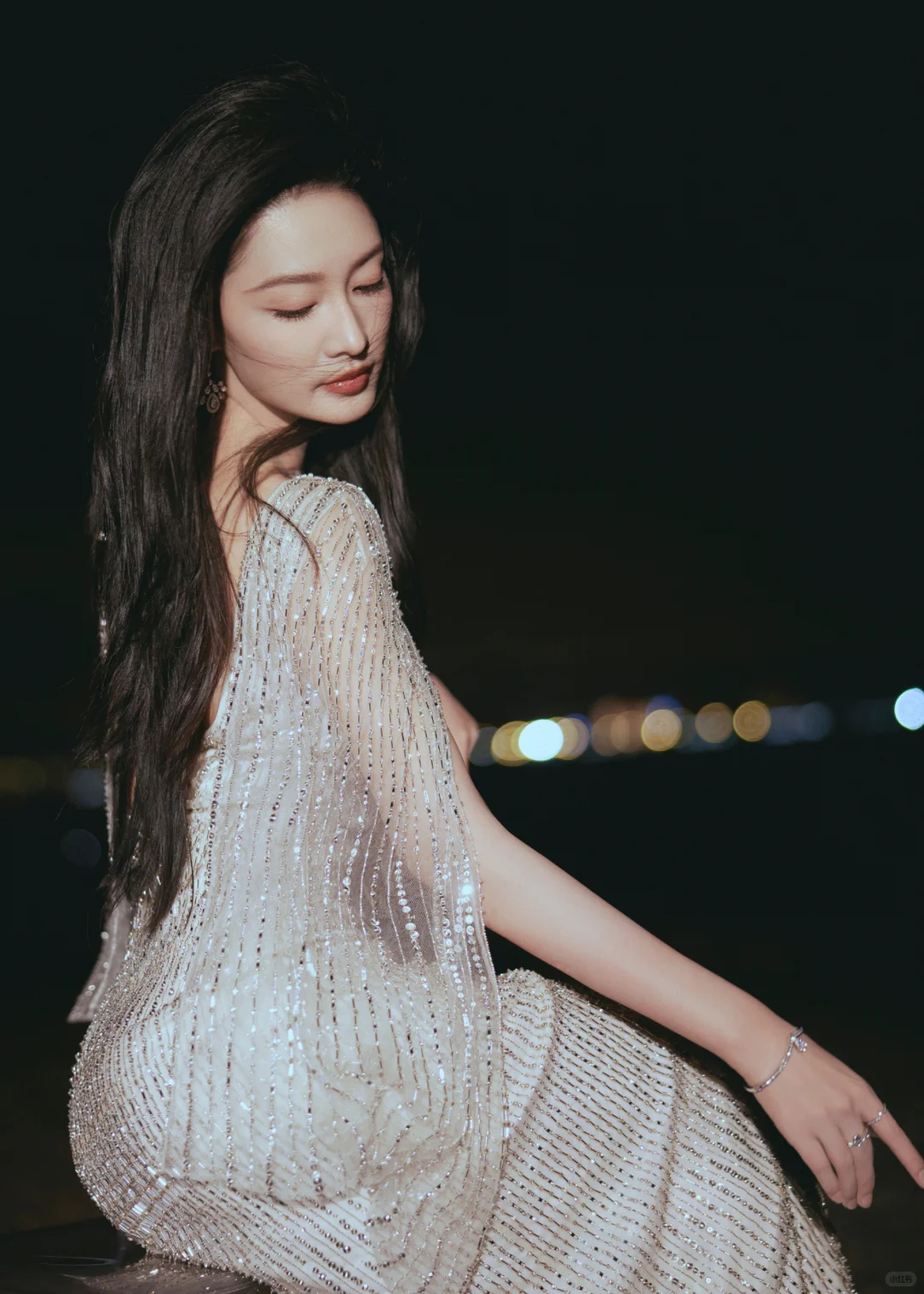 天啊…她真的好薄一片…