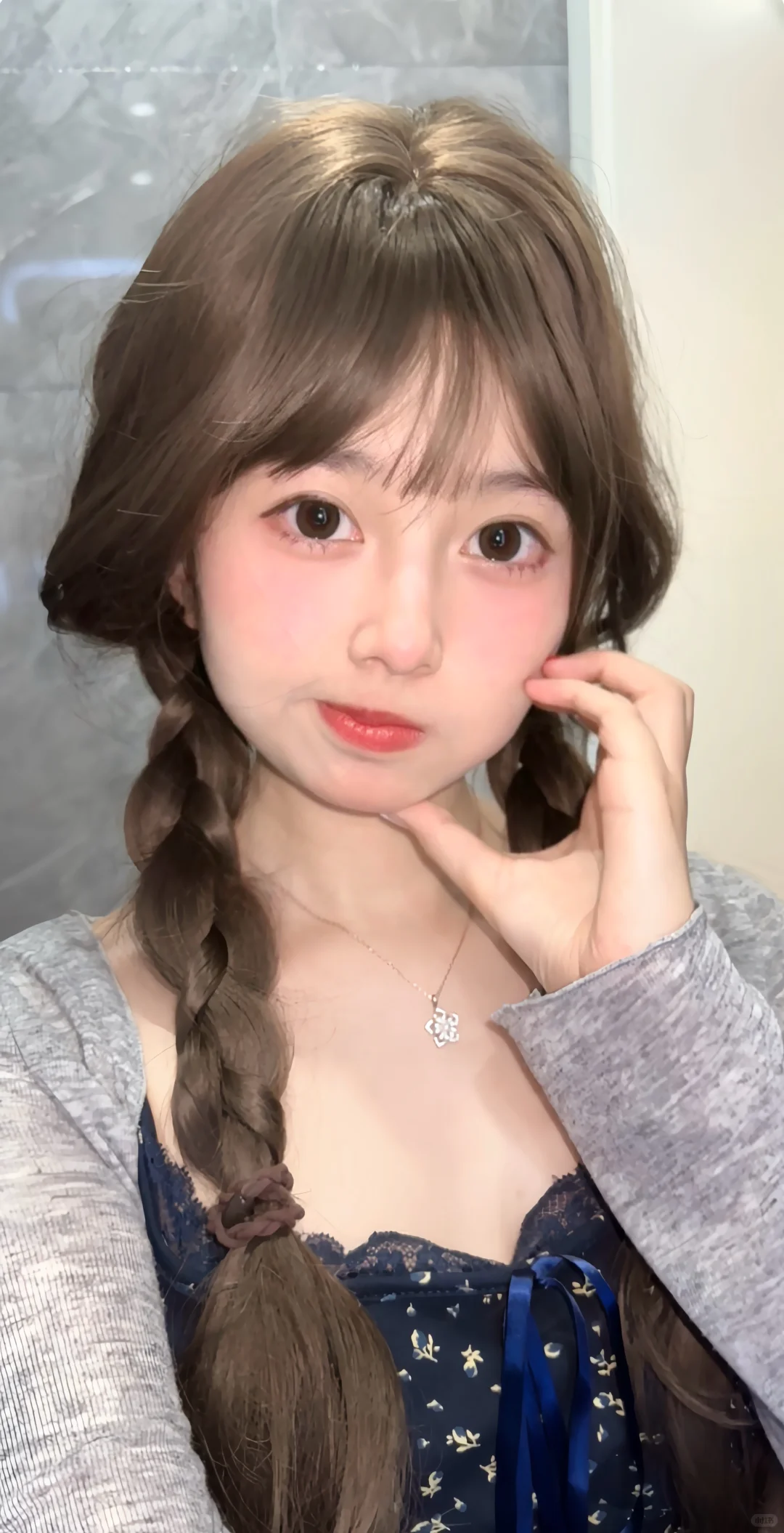 是不是发色和衣服不太搭啊