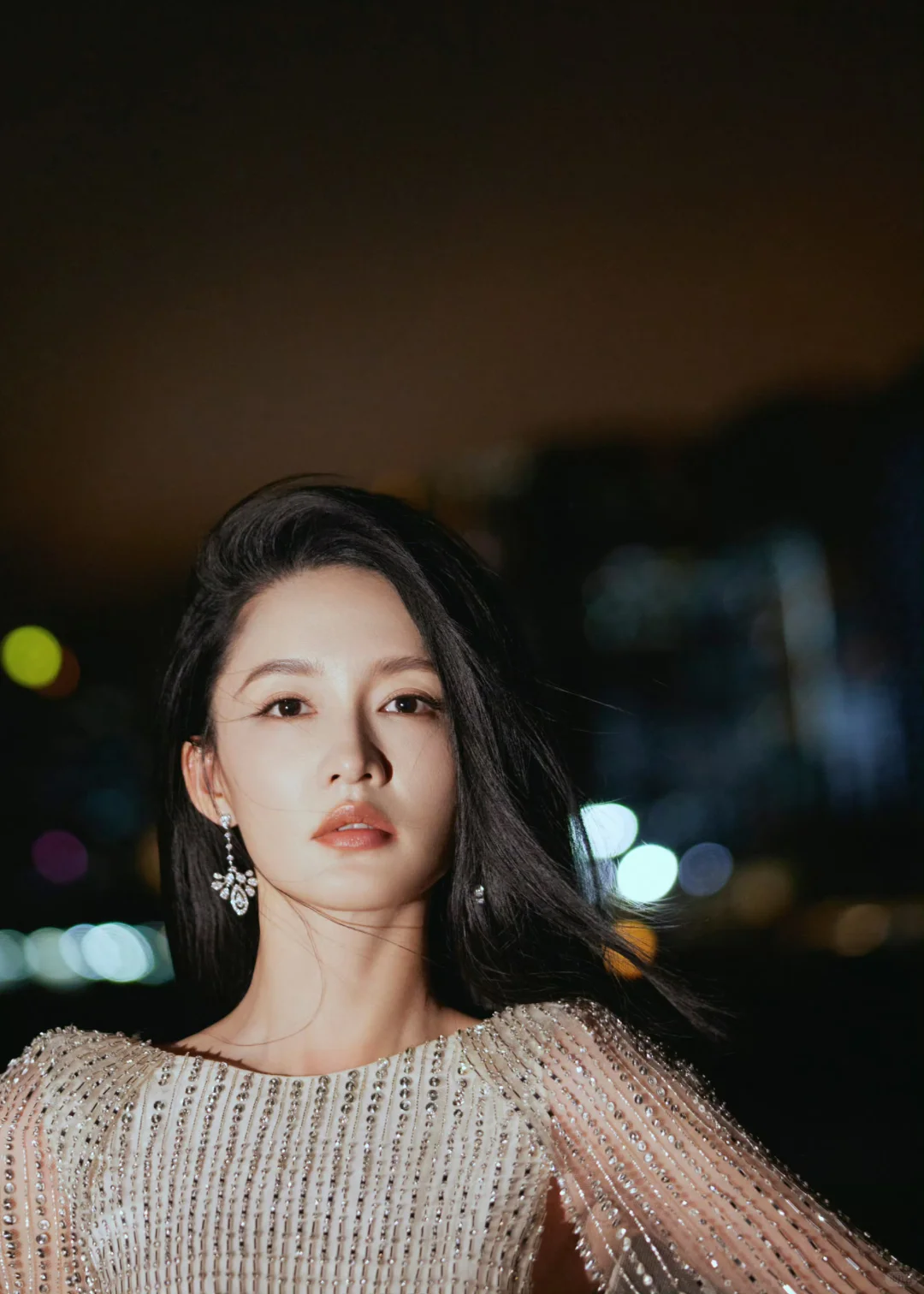 天啊…她真的好薄一片…
