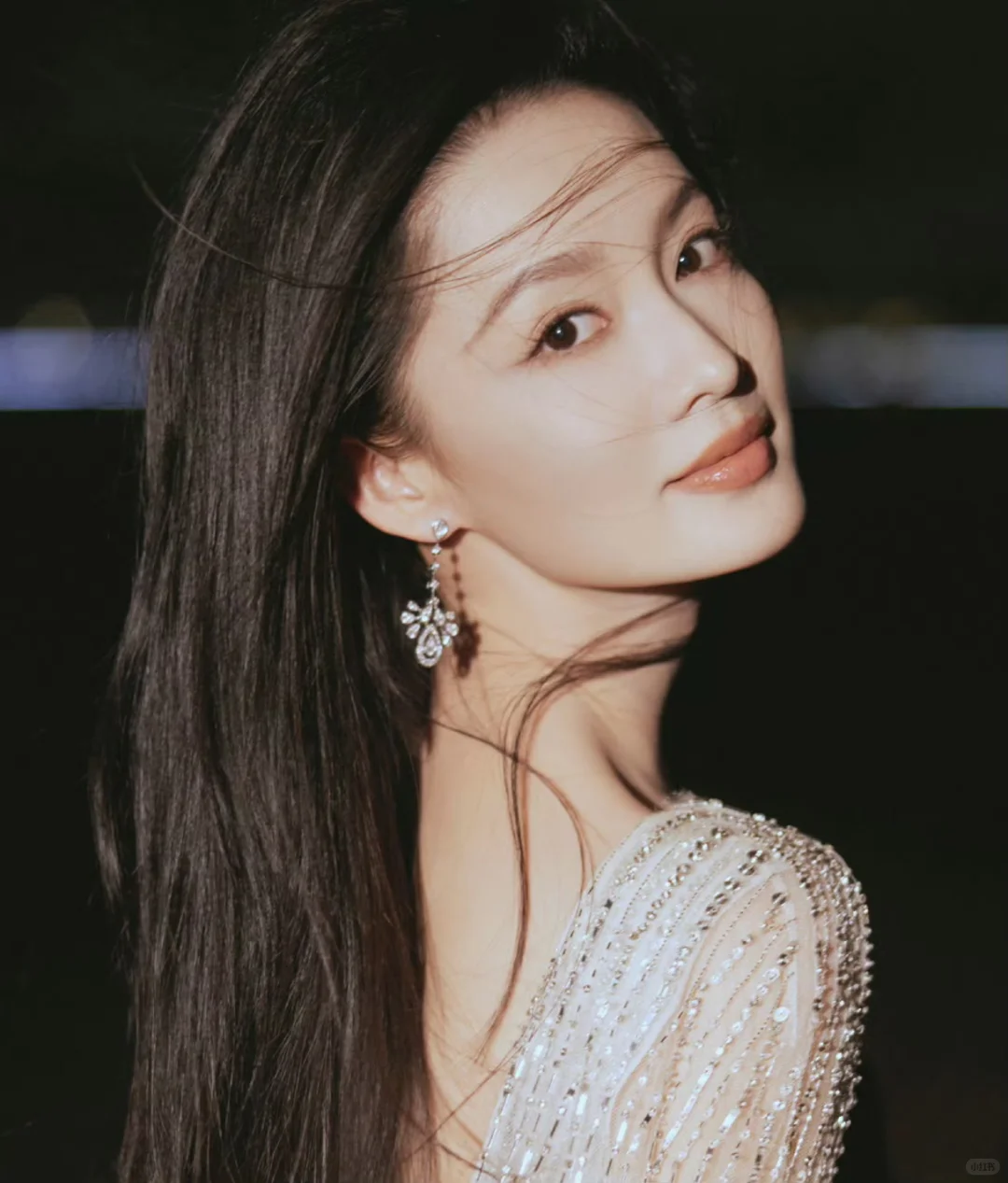 天啊…她真的好薄一片…