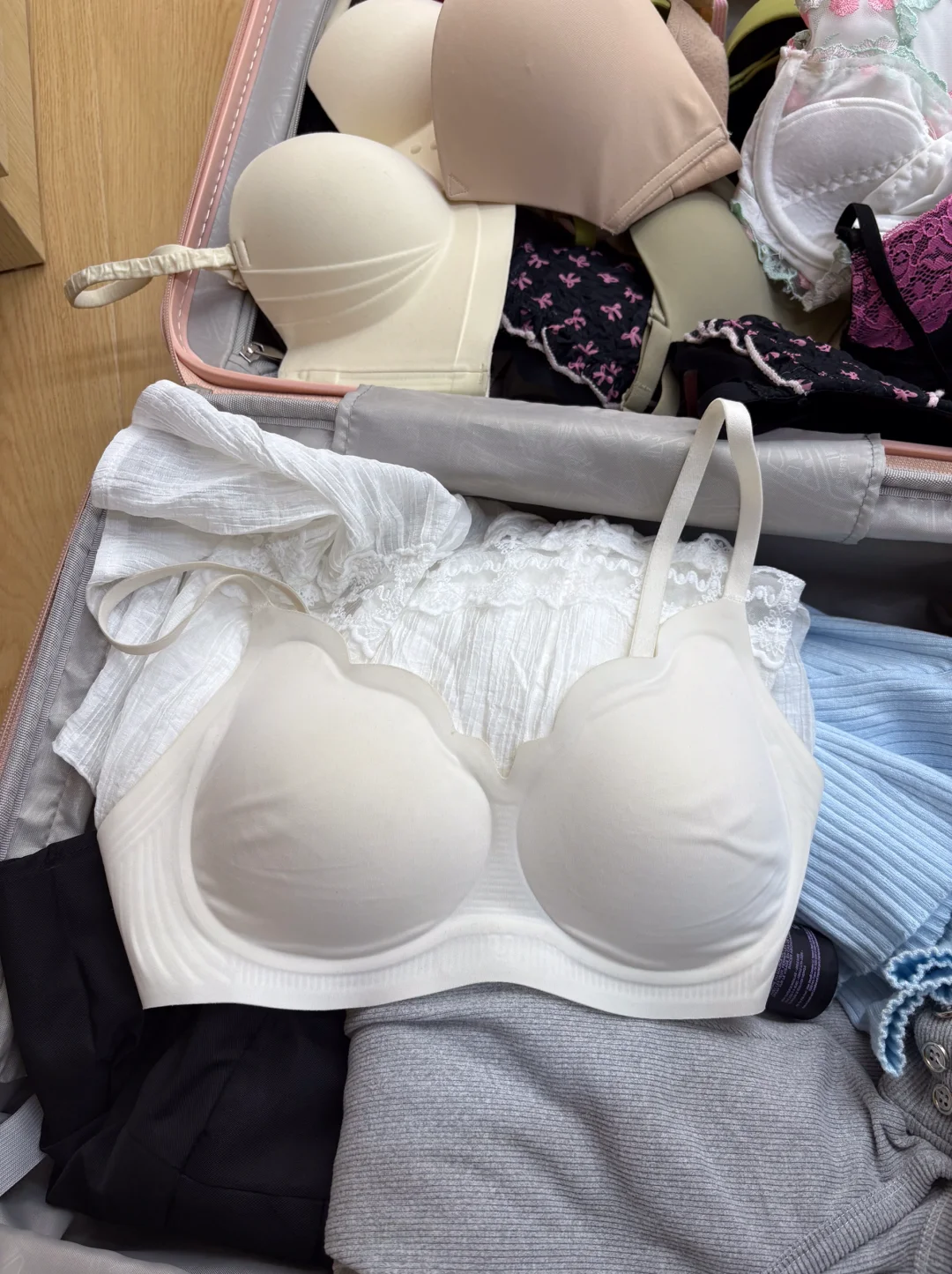 女大放假回家奶罩子占一半行李箱……