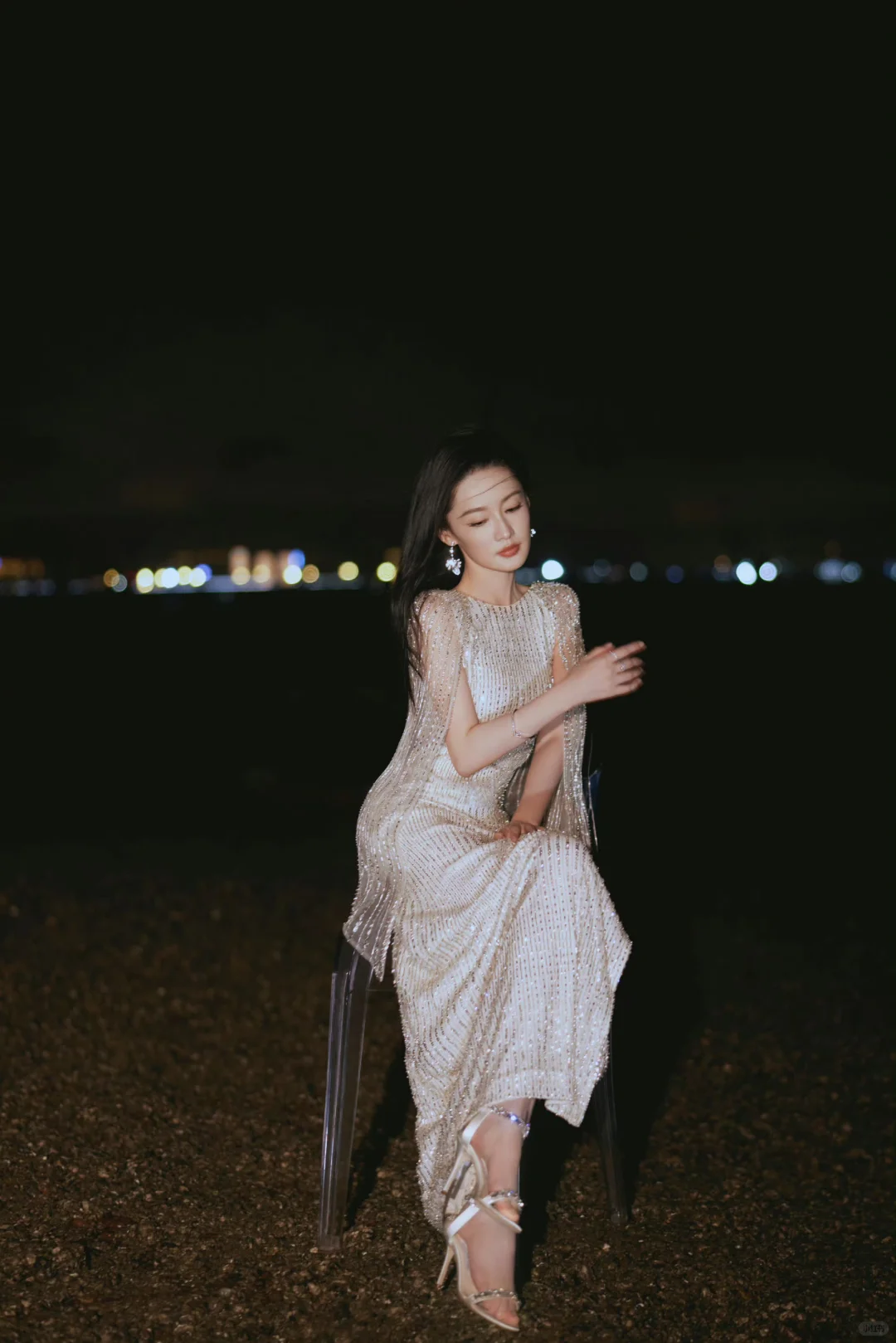 天啊…她真的好薄一片…