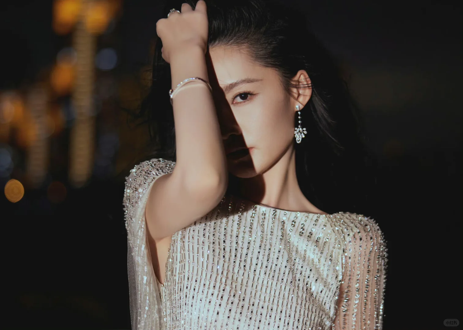 天啊…她真的好薄一片…