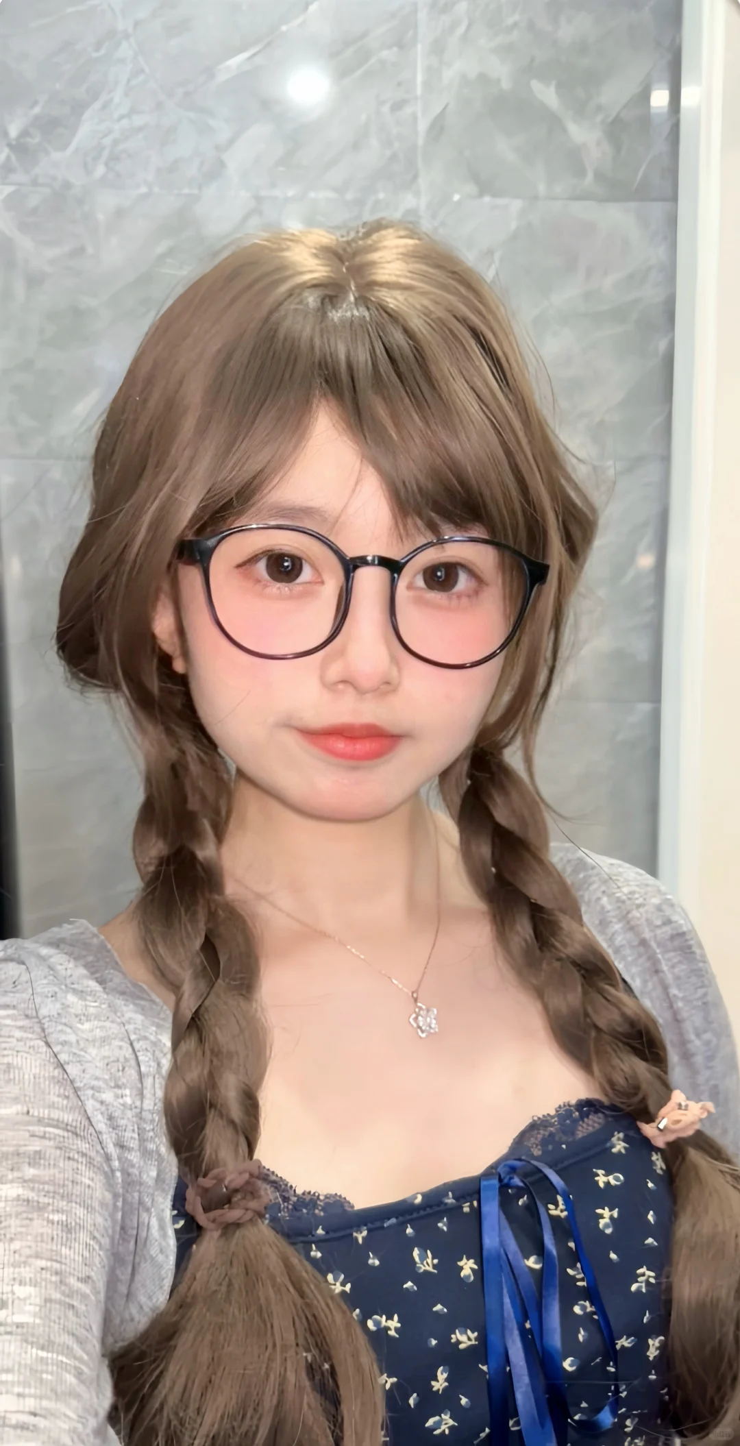是不是发色和衣服不太搭啊