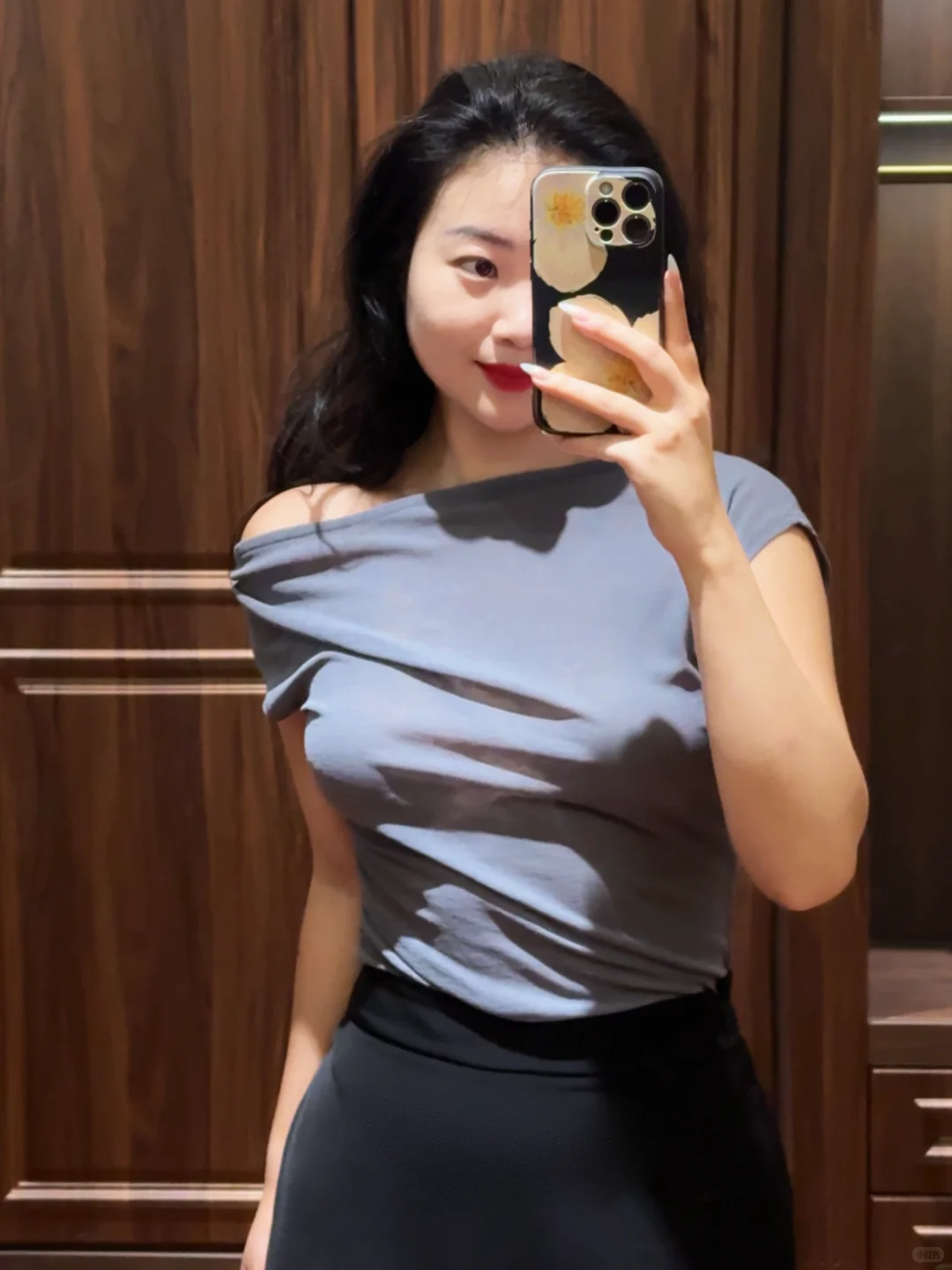 我那永远置身事外的娇艳同事。