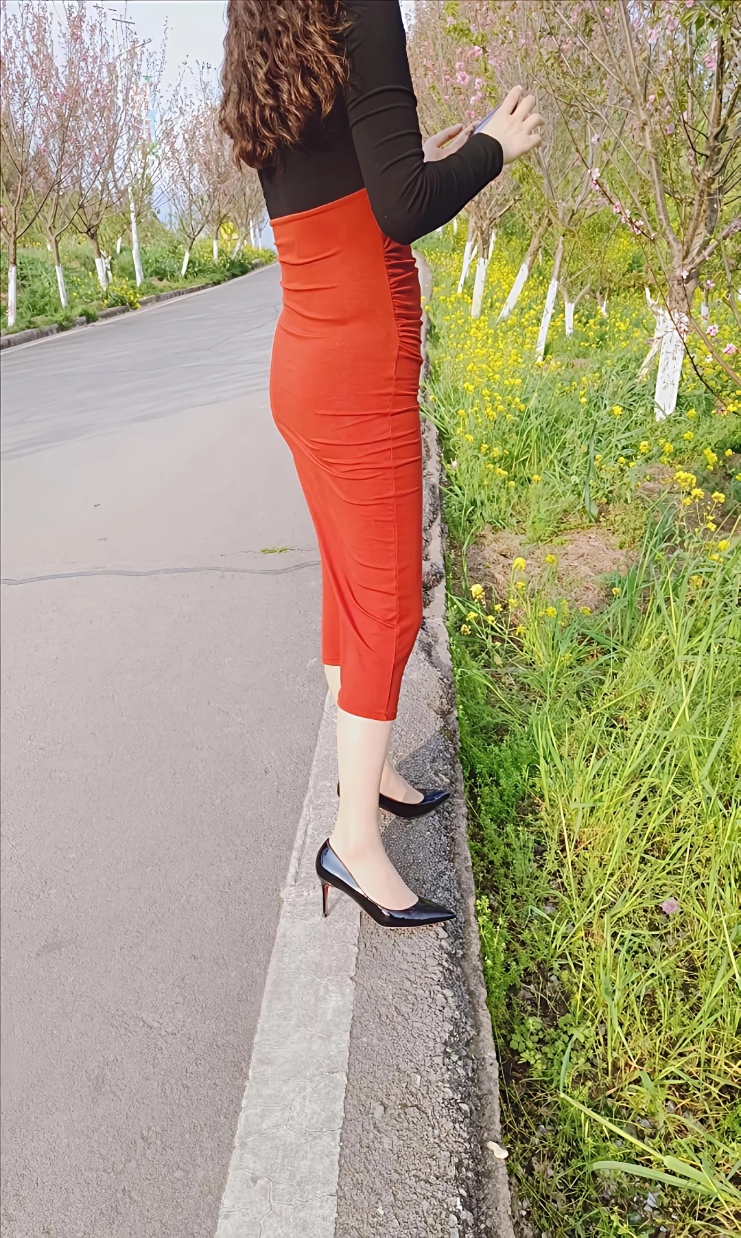 橙红色裙的优雅行走