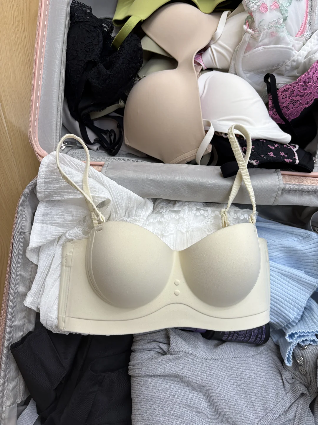 女大放假回家奶罩子占一半行李箱……