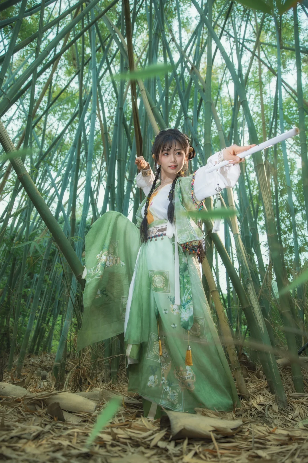 “师兄，刀剑无眼 小心喽”
