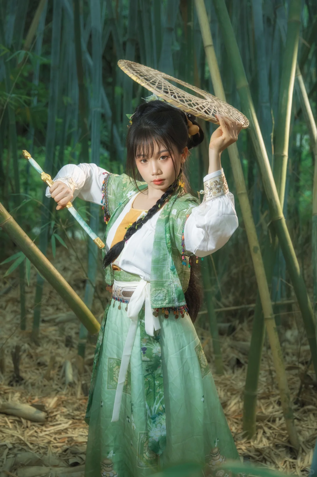 “师兄，刀剑无眼 小心喽”